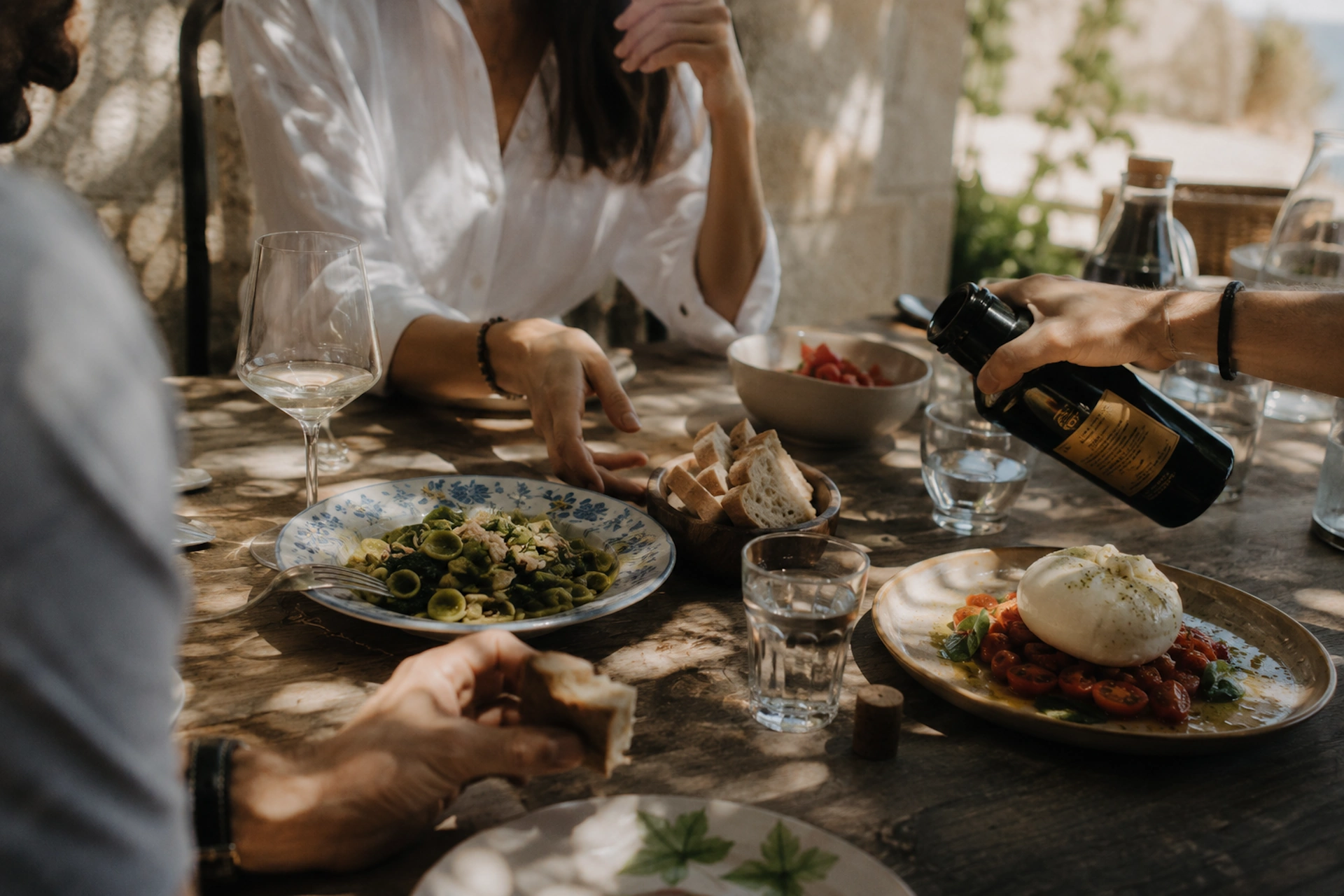 Esperienza gastronomica autentica durante un viaggio FoodTripGo tra cucina locale, olio, burrata e territorio italiano